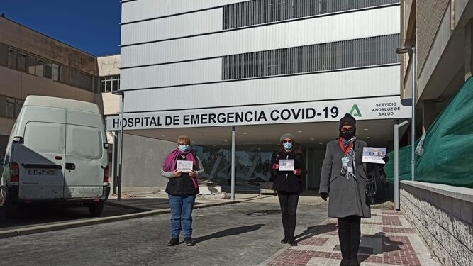 Delegadas del sindicato UGT en el Virgen del Rocío a las puertas del Hospital de Emergencia Covid en el Hospital Militar.