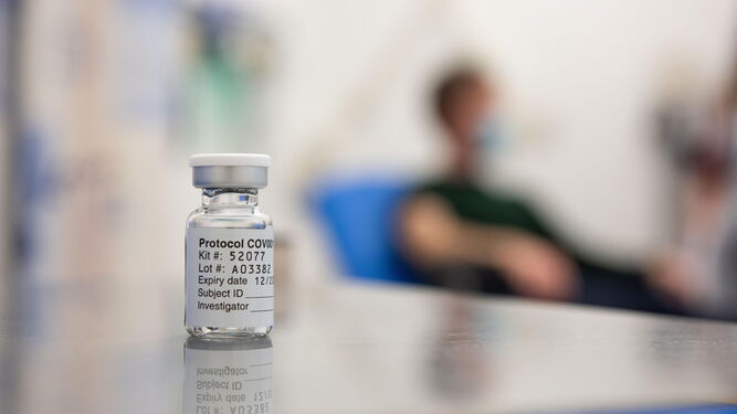 Una dosis de la vacuna de Oxford-AstraZeneca durante las pruebas.