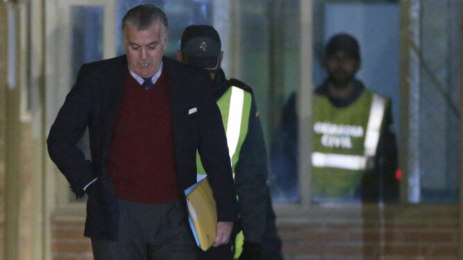 El ex tesorero del PP Luis Bárcenas, a su salida de la prisión madrileña de Soto del Real tras abonar su familia una fianza de 200.000 euros e enero de 2015.