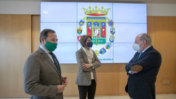 El presidente de la Diputación con la directora provincial de la Tesorería de la Seguridad Social y el delegado del Gobierno de la Junta en Sevilla, este miércoles, antes de la firma.
