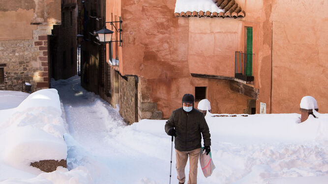 Una persona camina por una vía helada durante la ola de frío en Albarracín, Teruel.