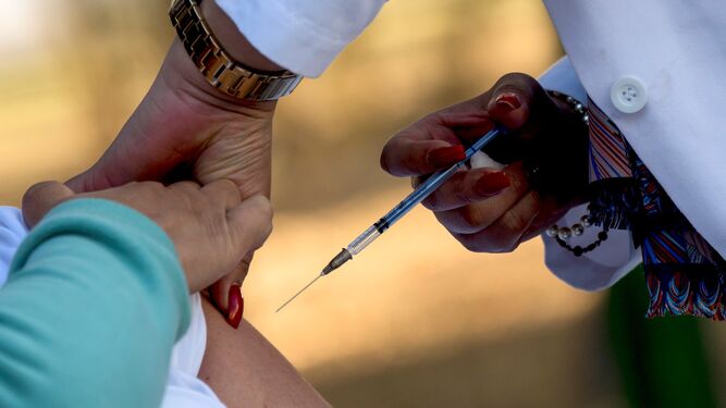 Un sanitario pone la vacuna contra el Covid a un paciente.