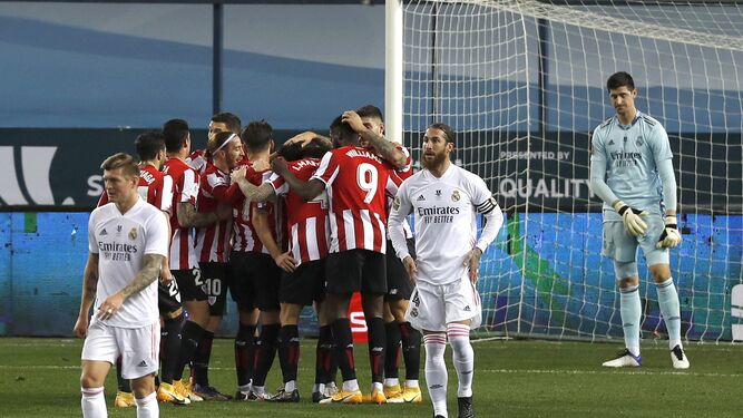 Los jugadores del Athletic celebran uno de los goles de Rául García