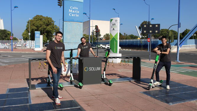 Los fundadores de Solum, con sus baldosas solares de recarga de vehículos eléctricos