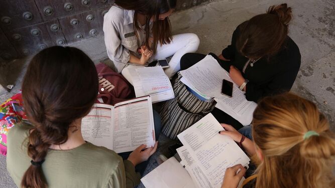 Imagen de archivo de estudiantes repasando los apuntes antes de un examen en la US.