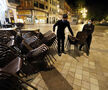 Los empleados de un bar de Huelva recogen antes de tiempo por el toque de queda.