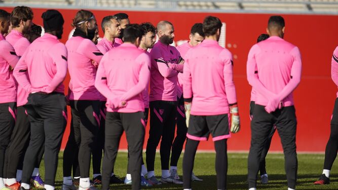 Los jugadores del Sevilla, en la charla previa al entrenamiento de este jueves.