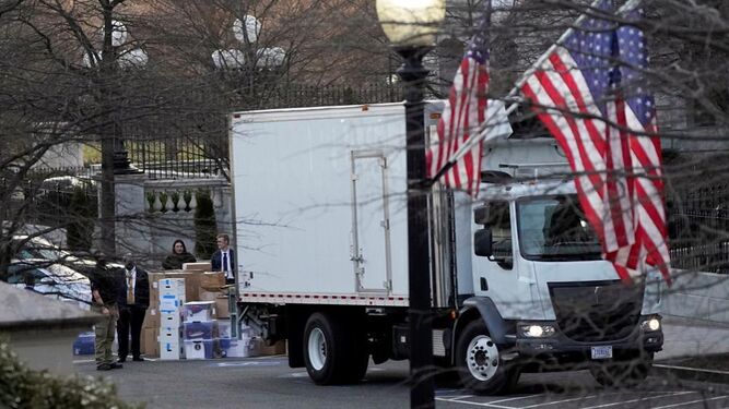El camión de mudanzas ante la Casa Blanca