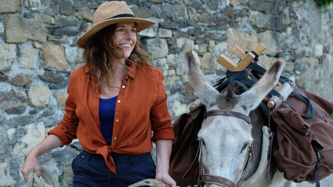 Laura Calamy y el burro 'Patrick' en una imagen de 'Vacaciones contigo... y tu mujer'.