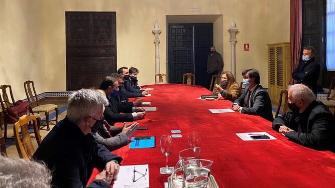 Cristina Murillo se dirige al ministro Ábalos en la reunión que este viernes ha celebrado la plataforma #SevillaYA con Espadas y Ábalos .