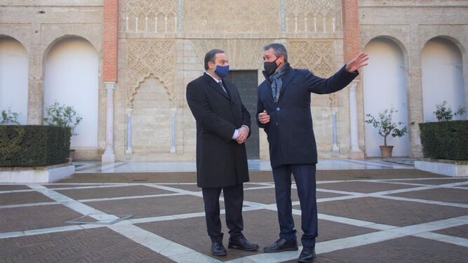 Espadas habla con el ministro Ábalos antes de participar ambos en el acto del Alcázar.