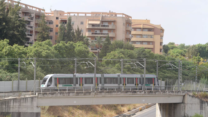 La línea 1 del Metro de Sevilla a su paso por el Aljarafe.