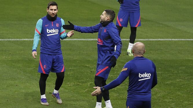 Messi y Jordi Alba bromean sobre el césped de la Cartuja.