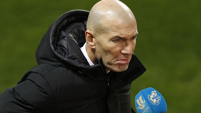 Zinedine Zidane atiende a los medios de comunicación tras el partido disputado el jueves ante el Atjhetic.