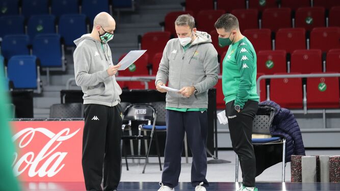 Joan Plaza supervisa la sesión de trabajo en el Buesa Arena junto a sus ayudantes, Javi Carrasco y Antonio Pérez.