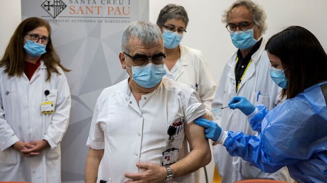 El coordinador Covid del Hospital de Sant Pau, Pere Domingo, vacunándose ayer.