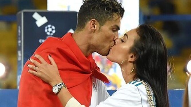 Apasionado beso de Ronaldo y Geogina, una de las parejas 'en capilla'.