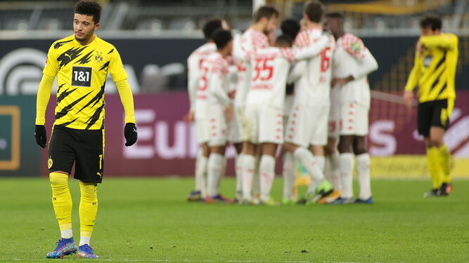 Jadon Sancho se lamenta tras el gol del Mainz 05.