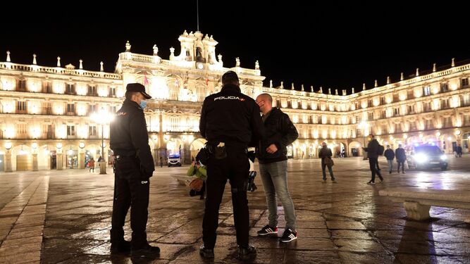 Agentes de la Policía Nacional vigilan las calles de Salamanca