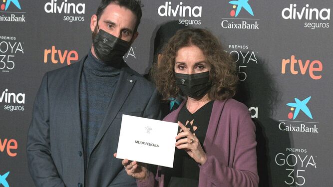 Dani Rovira y Ana Belén, que anunciaron las nominaciones, con el sobre a los candidatos a la mejor película.
