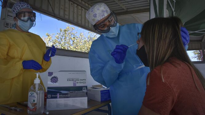 Dos sanitarios realizan test de cribado en un municipio de Sevilla.