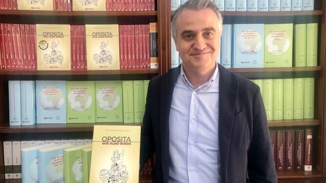 Braulio Bascón, gerente de Basconfer, editorial que ha reeditado 'Oposita que algo queda'.