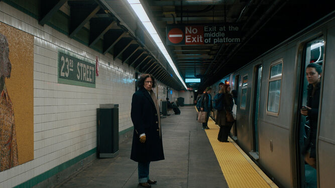 Fran Lebowitz en la estación de metro de la Calle 23 en Nueva York.