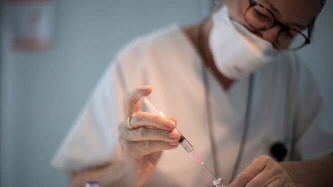 Una enfermera prepara un vial durante la actual campaña de vacunación para profesionales de su hospital.