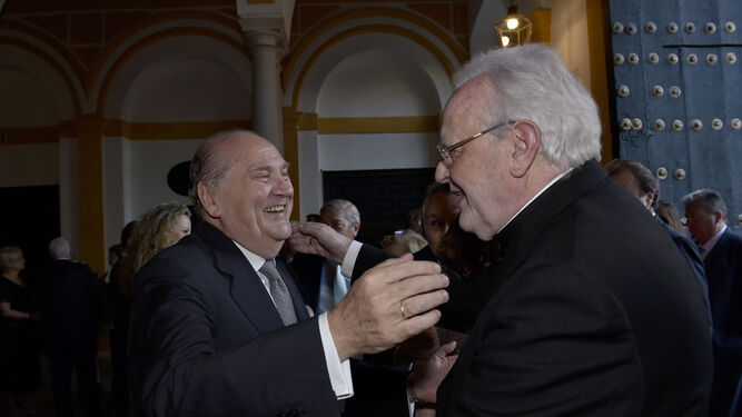 José Moya saluda al cardenal Amigo en una edición del Premio Manuel Clavero.