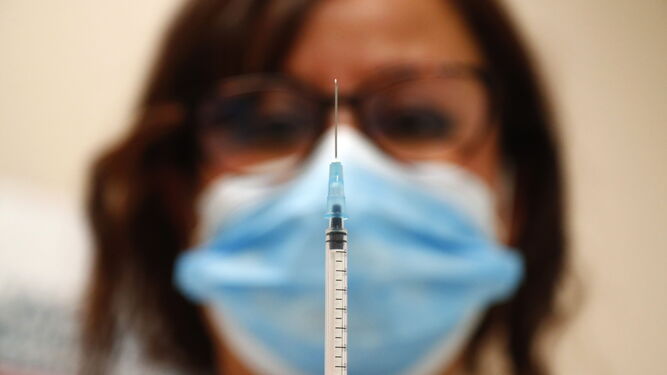 Una enfermera sostiene un inyectable con la vacuna de Pfizer
