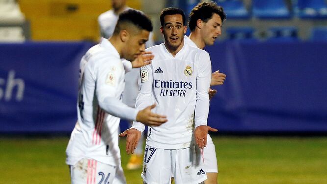 Lucas Vázquez pide explicaciones a Mariano en un lance del Alcoyano-Real Madrid.