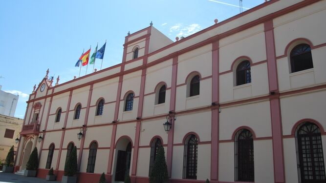 El exterior del Ayuntamiento de Alcalá de Guadaíra.