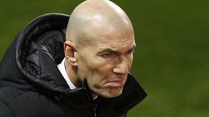 Zidane con un gesto amargo tras la derrota con el Alcoyano.