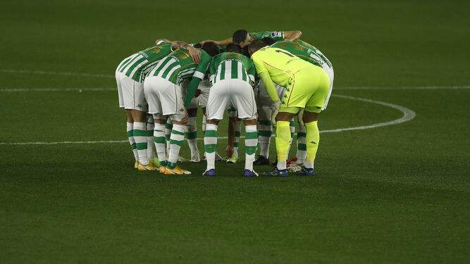 Los jugadores del Betis forman una piña de conjura antes del inicio del partido ante el Celta.