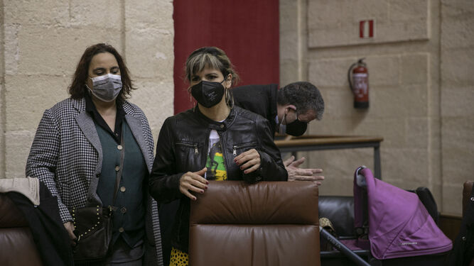 Ángela Aguilera y Teresa Rodríguez en el Parlamento