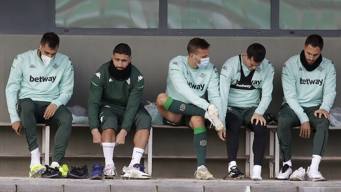 Borja Iglesias, Fekir, Canales, Juanmi y Víctor Ruiz se preparan para entrenarse.