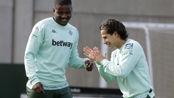 William Carvalho bromea con Lainez en el entrenamiento de este viernes.