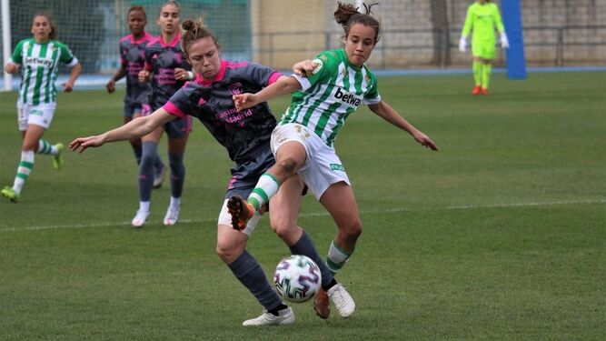 La bética Rosa Márquez trata de controlar el balón ante una rival del Madrid CFF.