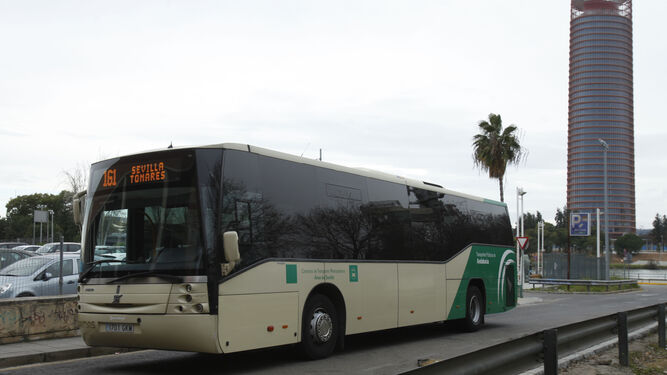 Un autobús del Consorcio Metropolitano de Transportes a punto de entrar en Plaza de Armas.