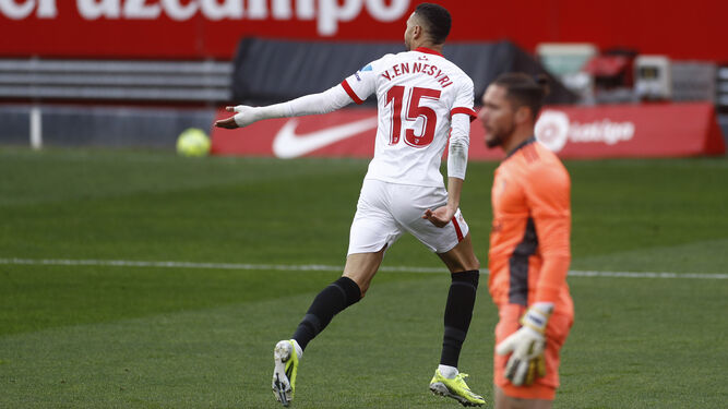 En-Nesyri corre a celebrar uno de sus tres goles al Cádiz.