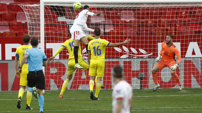 En-Nesyri se eleva majestuoso por encima de Alcalá para anotar el tercer gol.