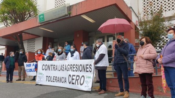 Imagen de la concentración en el centro de salud de Écija en apoyo a una médica agredida el pasado diciembre.