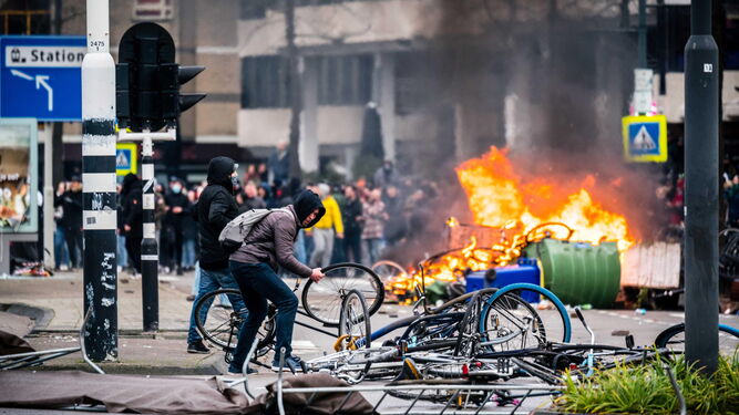 Alborotadores destrozan bicicletas y queman contenedores en Eindhoven.