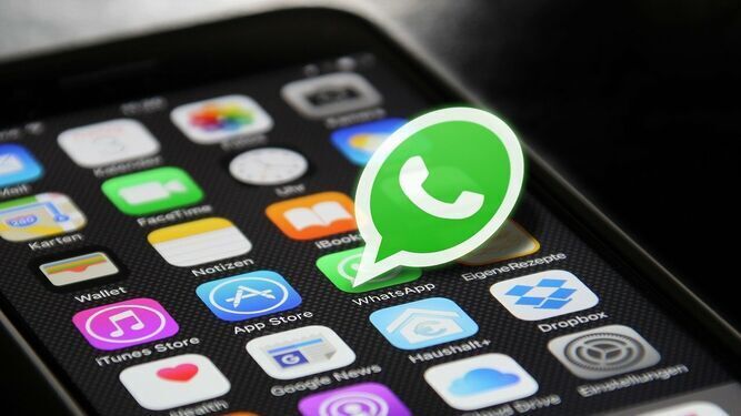 Icono de WhatsApp en un móvil