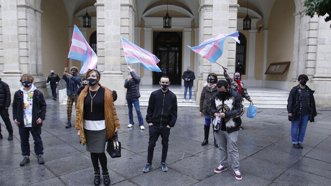 Representantes de la Asociación Trans de Andalucía delante del Ayuntamiento.