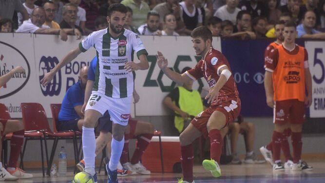 'Mini' (derecha) durante un partido con ElPozo de Murcia en Córdoba.