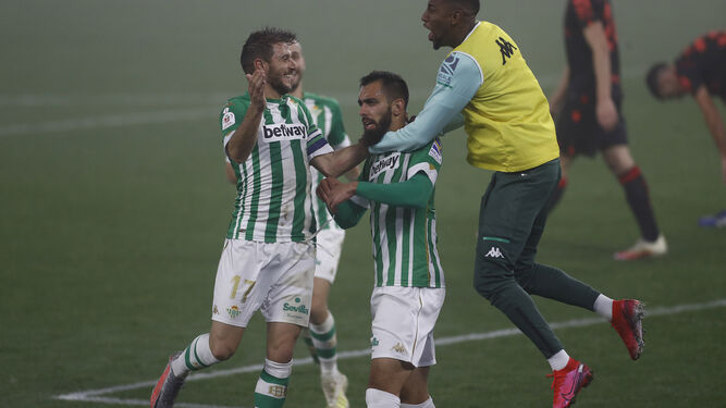 Borja Iglesias es felicitado por sus compañeros tras marcar el primer tanto.
