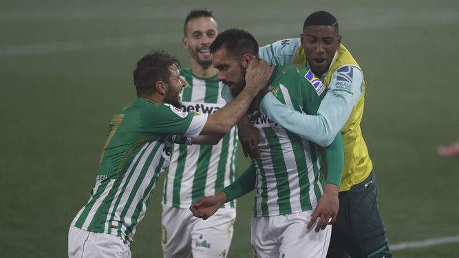 Joaquín, Canales y Emerson felicitan a Borja Iglesias tras marcar el 2-1.
