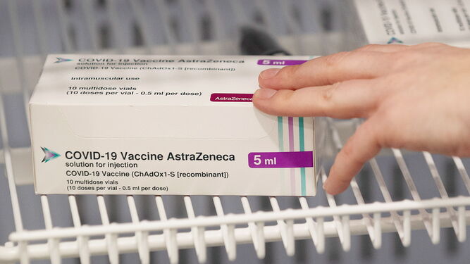 Caja de viales de la vacuna de AstraZeneca contra el coronavirus