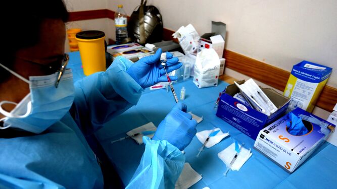 Una enfermera manipula una dosis de la vacuna de Pfizer en Jerez.